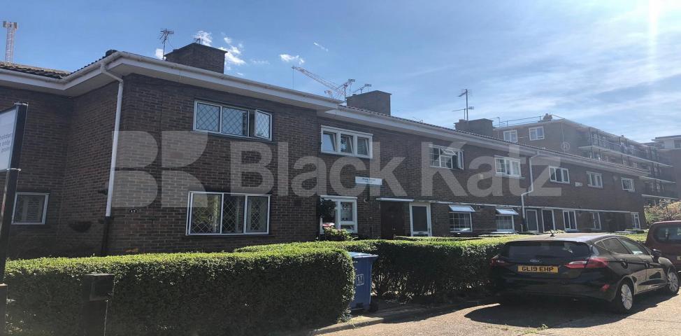 			UNDER OFFER , 2 Bedroom, 1 bath, 1 reception Ground Floor Maisonette			 Phelp Street, Kennington / Elephant and Castle 