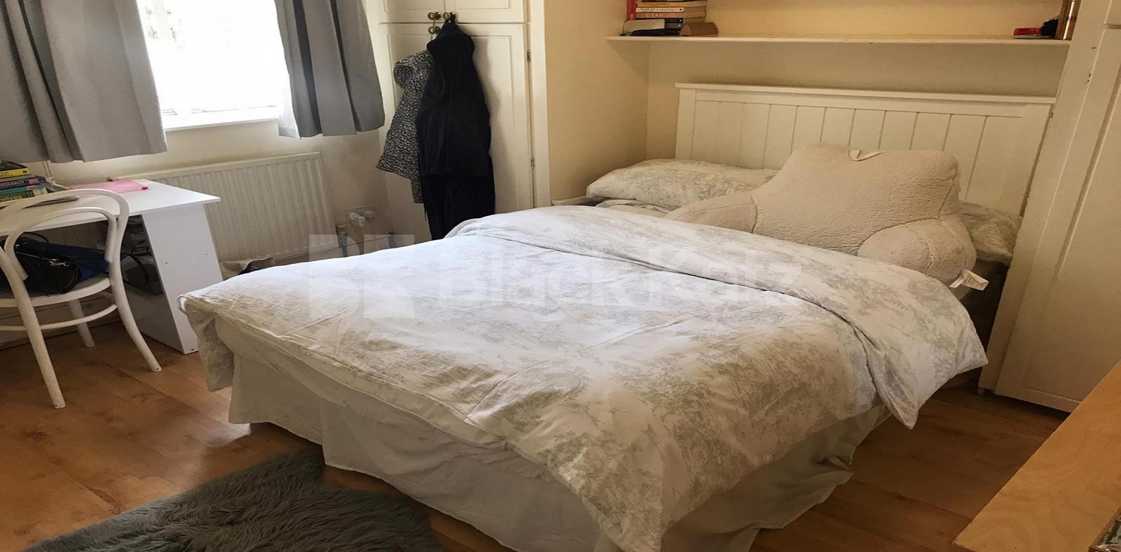 			LET , 4 Bedroom, 1 bath, 1 reception Terraced House			 Henshaw Street, Borough/Elephant and Castle