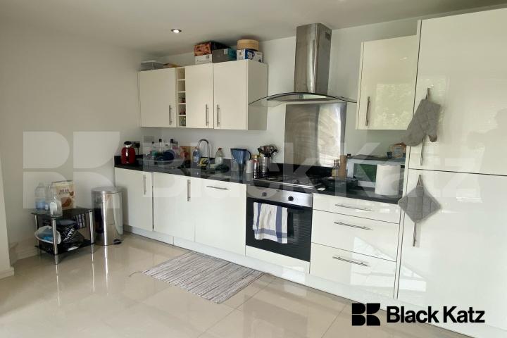 Flooded with natural light, modern & fantastic location  Webber Street, London bridge/Southwark/Borough borders.