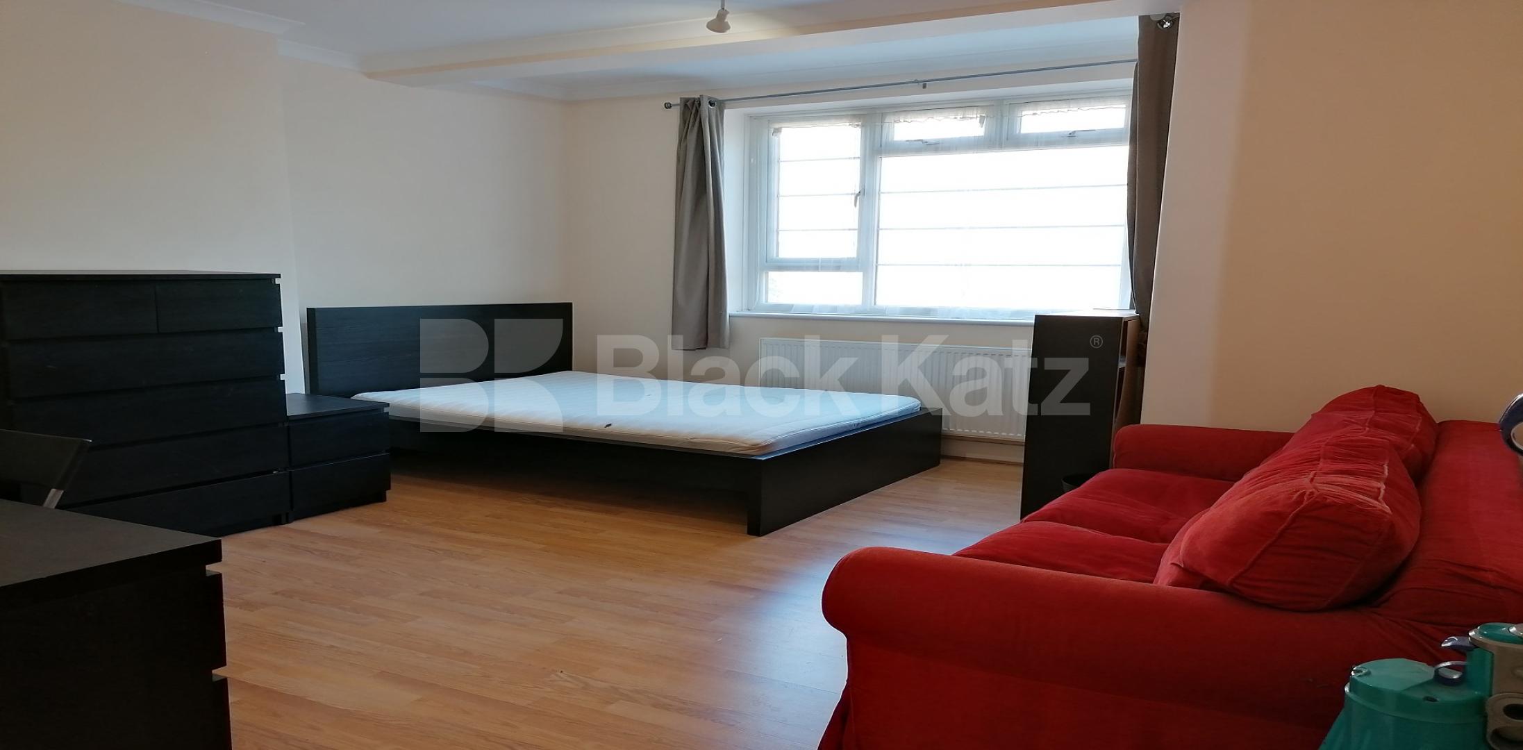 			LET , 3 Bedroom, 1 bath, 0 reception Apartment			 Damien Street , Whitechapel / Aldgate