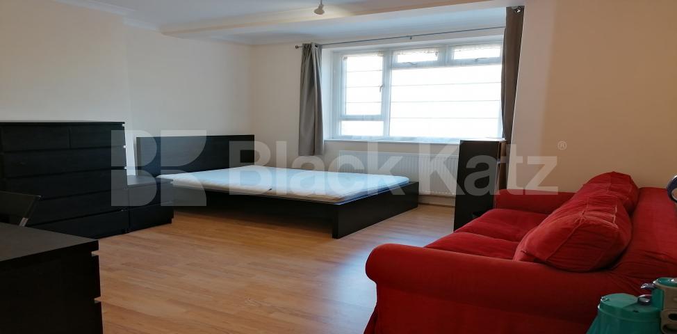 			LET , 3 Bedroom, 1 bath, 0 reception Apartment			 Damien Street , Whitechapel / Aldgate