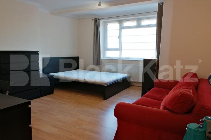 Flooded with natural light & superbly located Damien Street , Whitechapel / Aldgate