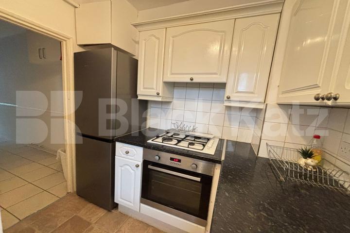 Bright & airy, freshly repainted throughout Mid-Century apartment. Mawbey Road, Old Kent Road 