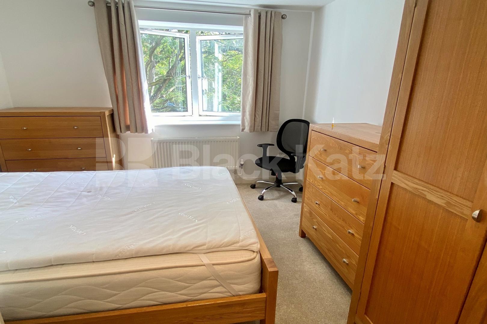 Superbly located, with parking, communal gardens & bicycle storage  Brixton Road, Oval / Brixton 