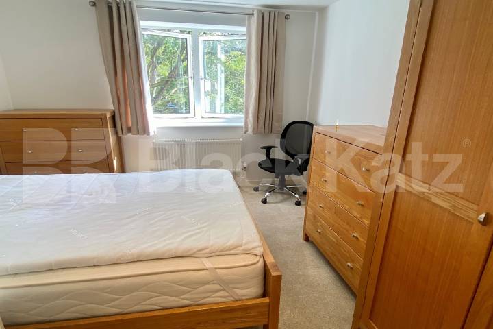 Superbly located, with parking, communal gardens & bicycle storage  Brixton Road, Oval / Brixton 