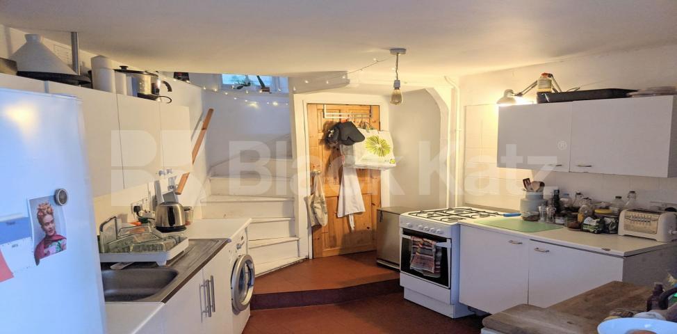 			LET  , 1 Bedroom, 1 bath, 1 reception House			 Queenstown Road, Battersea Park