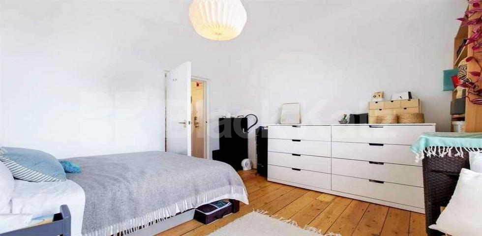 High ceilings wood floors within a period house mins to tube and shops Hartham Road , Caledonian Road