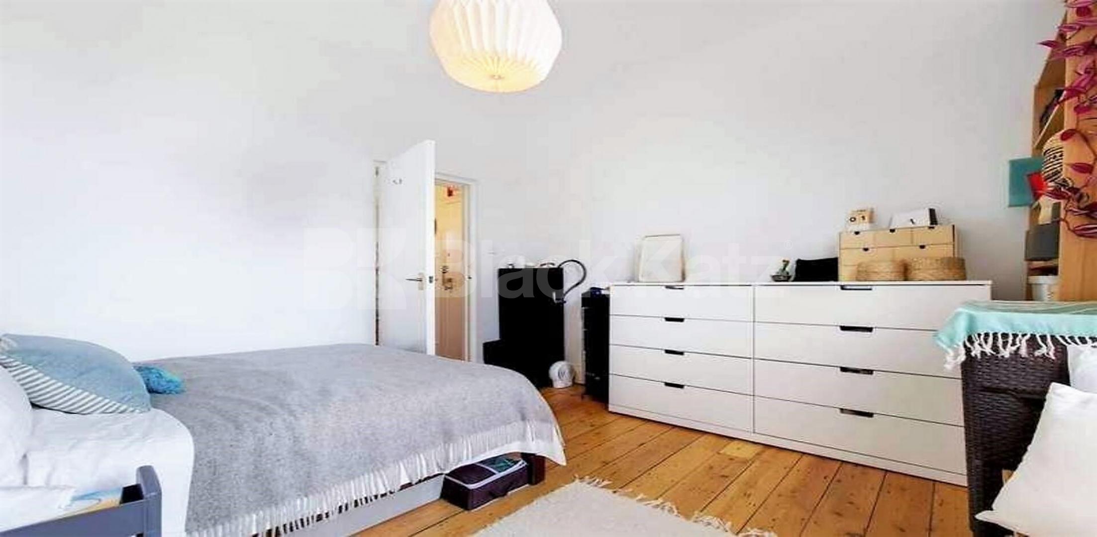 High ceilings wood floors within a period house mins to tube and shops Hartham Road , Caledonian Road