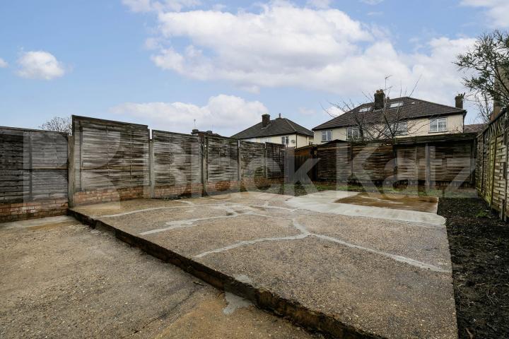 			2 Bedroom, 1 bath, 1 reception 			 Burnley Road, London, NW10,  London