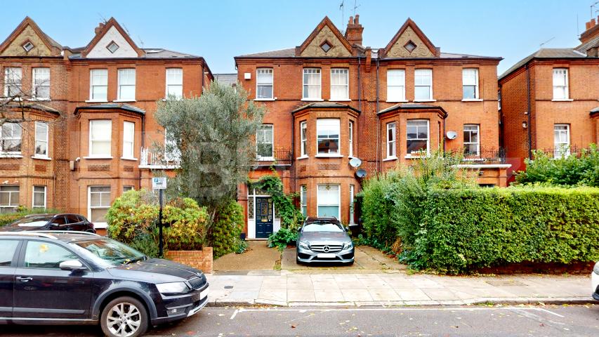 ***HEATING AND HOT WATER INCLUDED***This is a fantastic apartment set on the second floor of well maintained period house in the heart of West Hampstead Goldhurst Terrace, South Hampstead, NW6 (Heating and hot water Included),  London