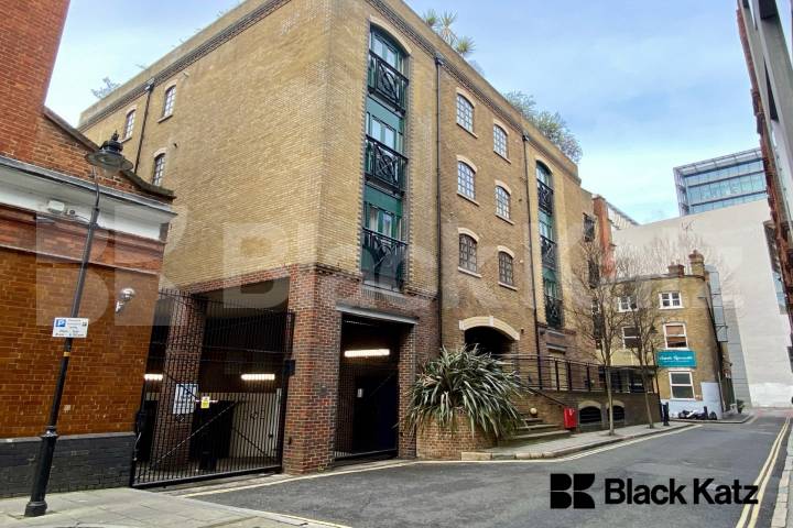 Bright and airy penthouse apartment near London Bridge Station Lion Court, Shand Street, London Bridge