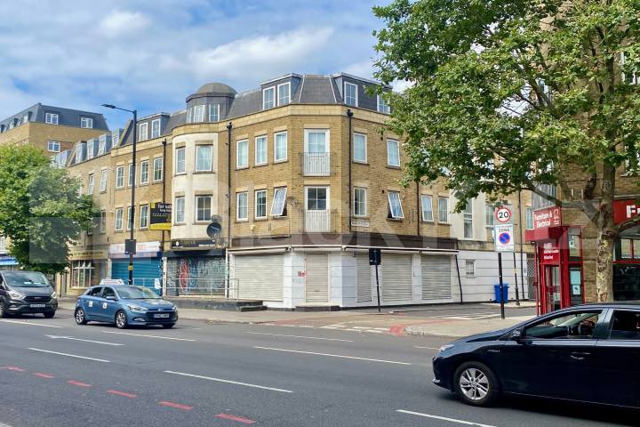 Recently redecorated & located in this highly desirable private development Marcia Road , Tower Bridge