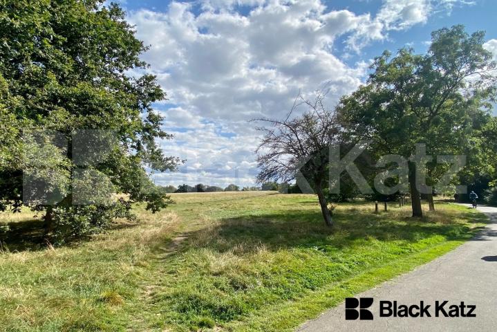 Bright and spacious two bedroom, two bathroom apartment in a gated development Blackburn Court. Bascombe Street, Brixton/Tulse Hill