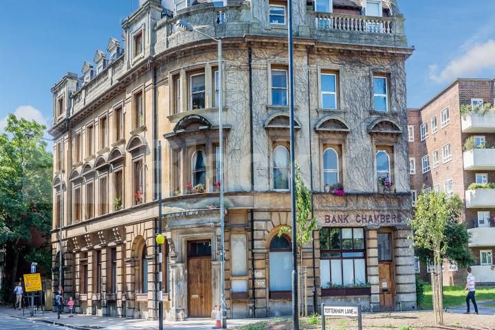 large 1 bedroom property located within an old bank Conversion close to station  Bank Chambers, Hornsey