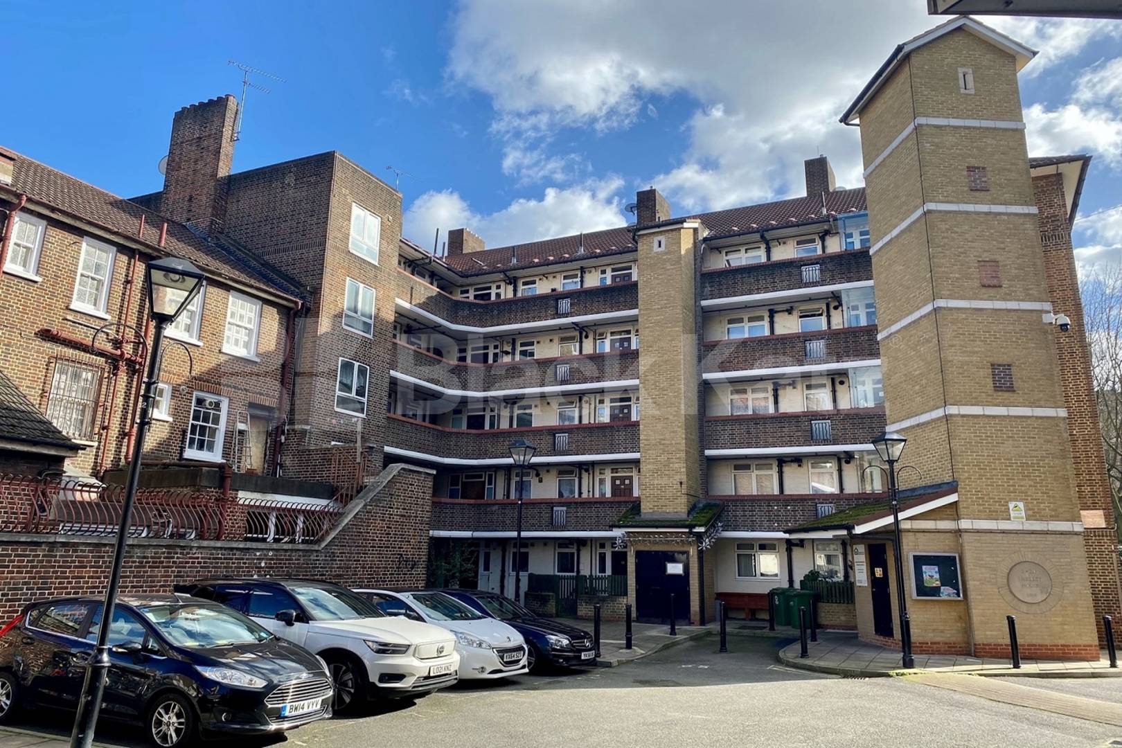 Bright & airy and recently redecorated throughout Browning Street , Elephant and Castle