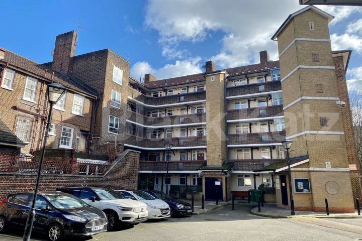 Bright & airy and recently redecorated throughout Browning Street , Elephant and Castle