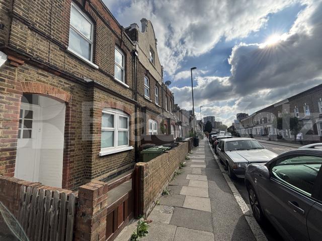 Larger than average & completely refurbished throughout Trundleys Road , Surrey Quays 