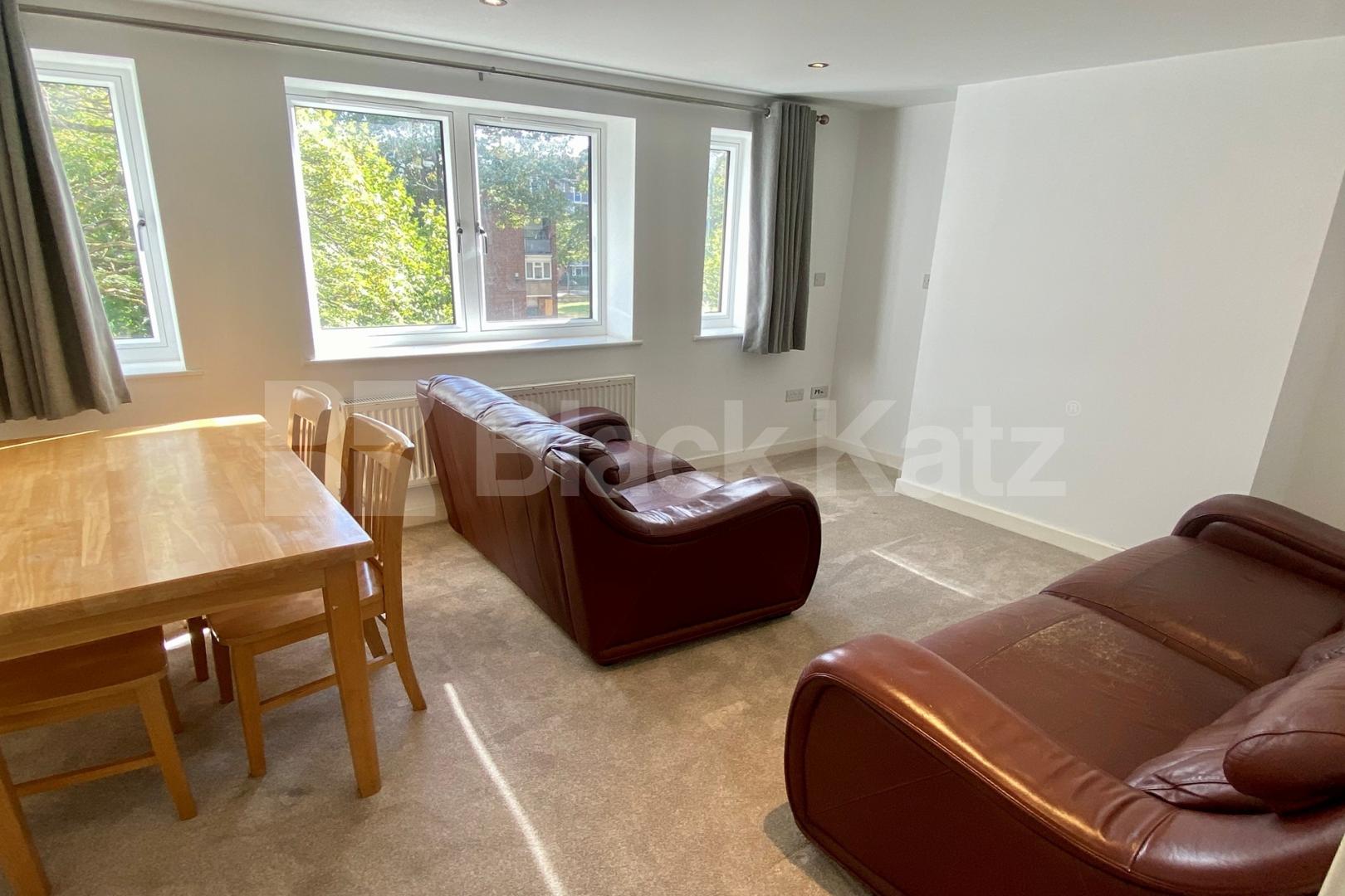 Superbly located, with parking, communal gardens & bicycle storage  Brixton Road, Oval / Brixton 