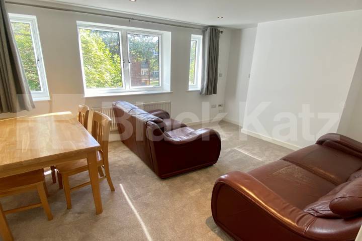 Superbly located, with parking, communal gardens & bicycle storage  Brixton Road, Oval / Brixton 