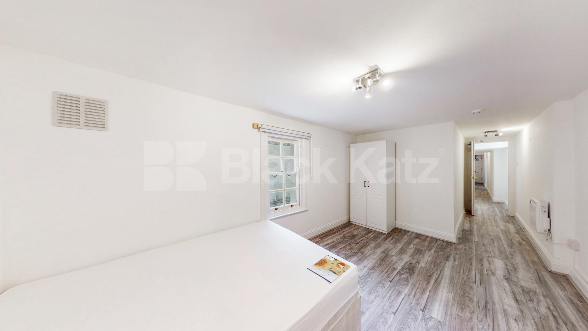 Newly painted two double bedroom flat with study near Regents Park and to tube! Cosway Street, Marylebone