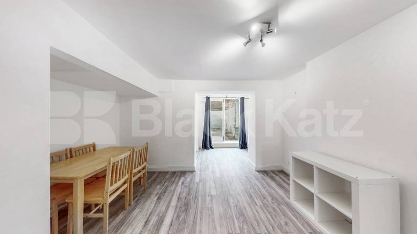Newly painted two double bedroom flat with study near Regents Park and to tube! Cosway Street, Marylebone