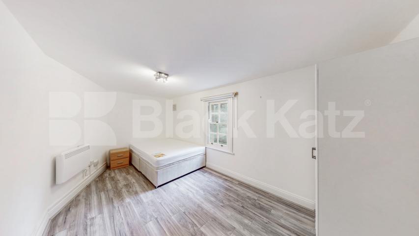 Newly painted two double bedroom flat with study near Regents Park and to tube! Cosway Street, Marylebone