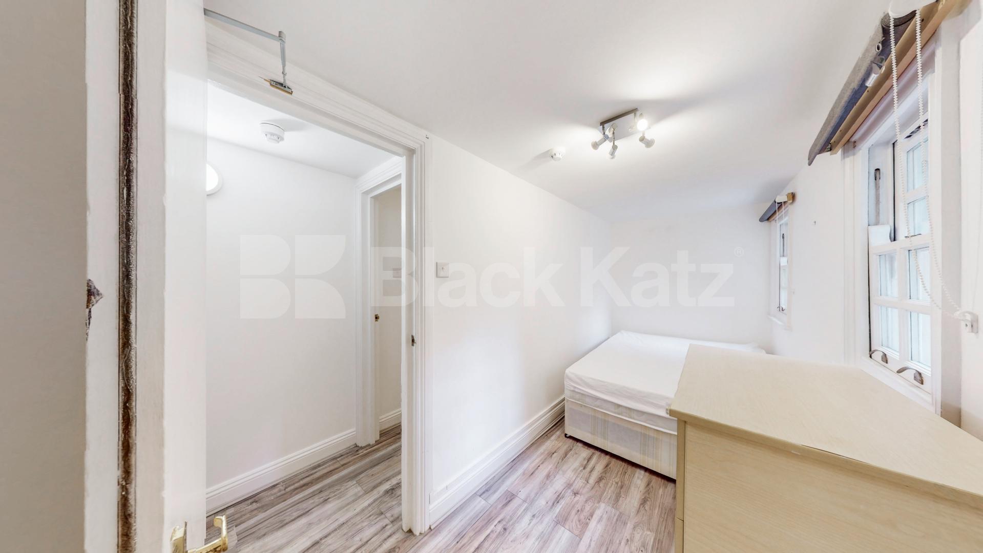 Newly painted two double bedroom flat with study near Regents Park and to tube! Cosway Street, Marylebone