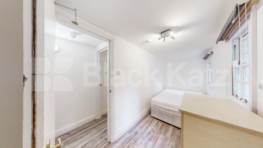 Newly painted two double bedroom flat with study near Regents Park and to tube! Cosway Street, Marylebone