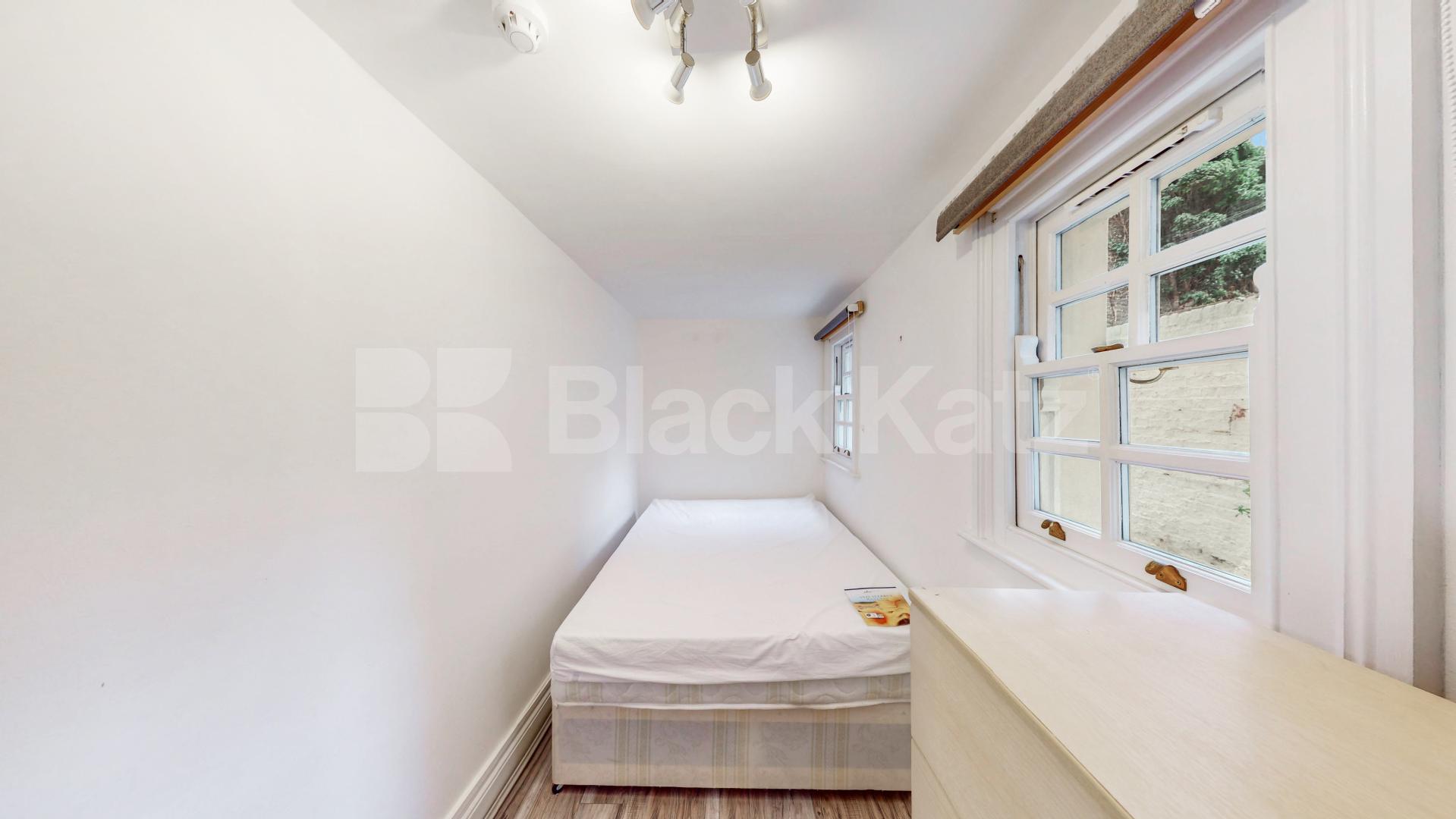 Newly painted two double bedroom flat with study near Regents Park and to tube! Cosway Street, Marylebone