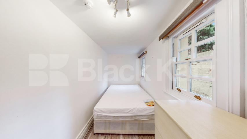 Newly painted two double bedroom flat with study near Regents Park and to tube! Cosway Street, Marylebone