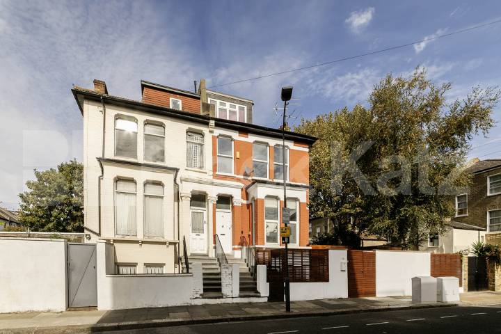 A well-presented one bedroom split-level property to rent on Thornfield Road, W12, available from the start of December Thornfield Road, London, W12,  London