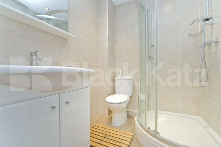 4 double bedrooms wtih 2 bathrooms Inc all bills except council tax Camden Road, Holloway