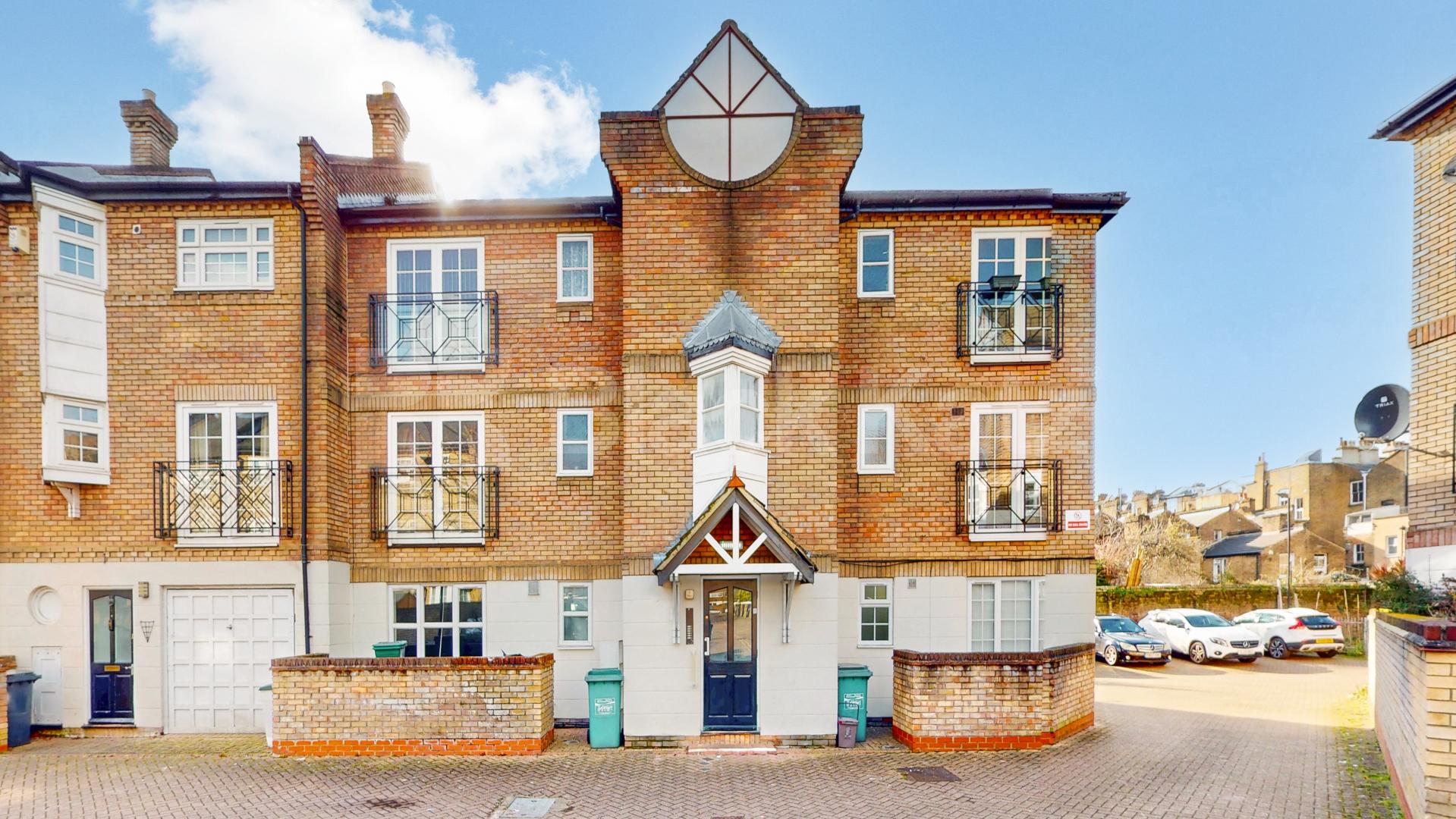 Good size one bed with a modern kitchen and tiled bathroom mins to tube Cornwallis Square, Archway