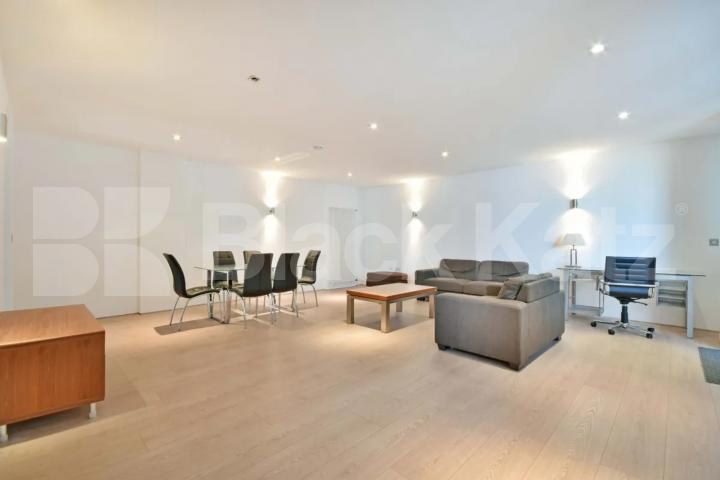 A contemporary 2 apartment in a modern development with entry video system Plumbers Row, Aldgate / Whitechapel 