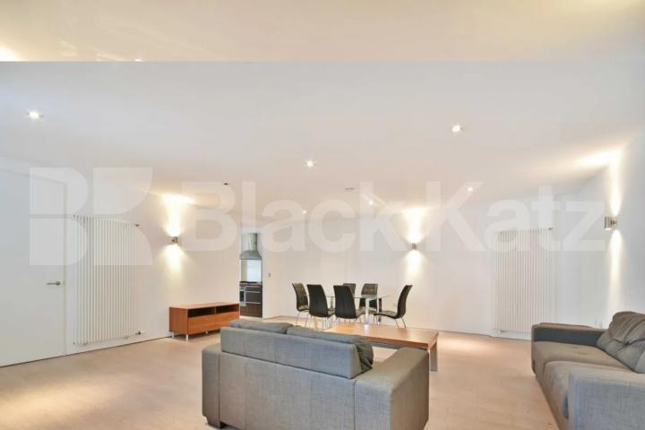 A contemporary 2 apartment in a modern development with entry video system Plumbers Row, Aldgate / Whitechapel 