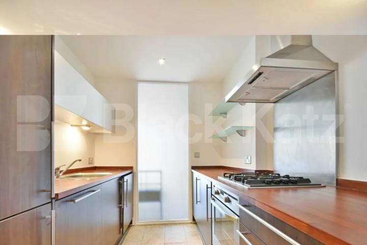 A contemporary 2 apartment in a modern development with entry video system Plumbers Row, Aldgate / Whitechapel 