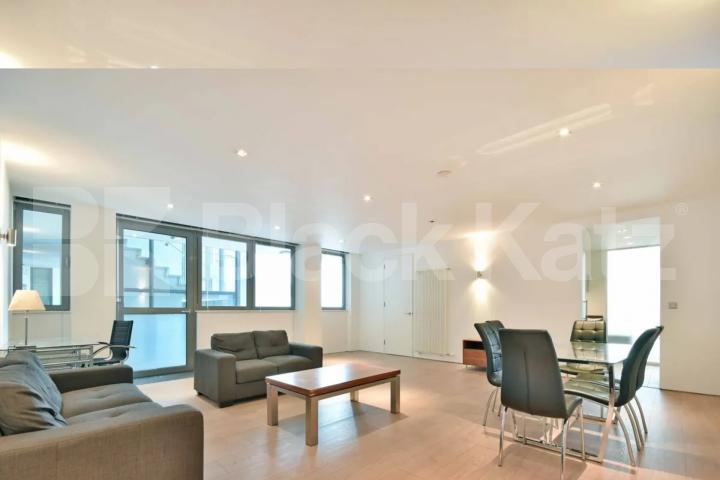 A contemporary 2 apartment in a modern development with entry video system Plumbers Row, Aldgate / Whitechapel 