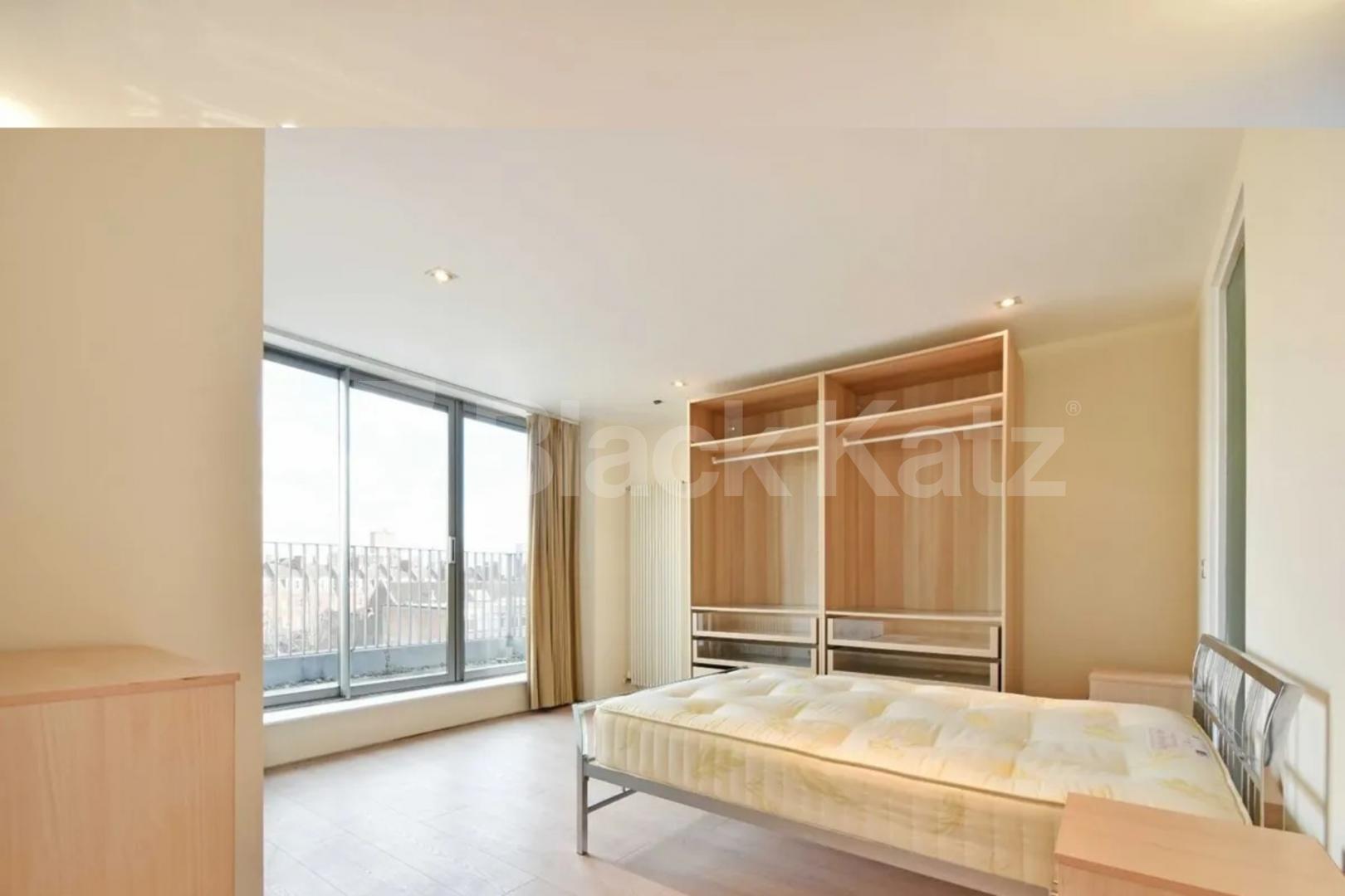 A contemporary 2 apartment in a modern development with entry video system Plumbers Row, Aldgate / Whitechapel 