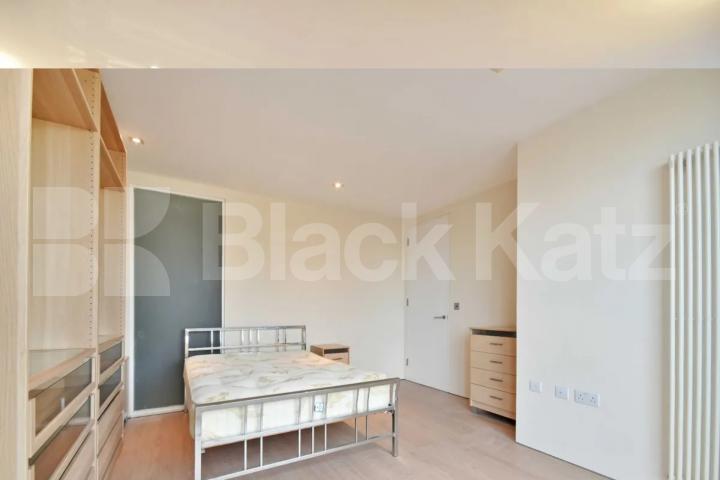 A contemporary 2 apartment in a modern development with entry video system Plumbers Row, Aldgate / Whitechapel 