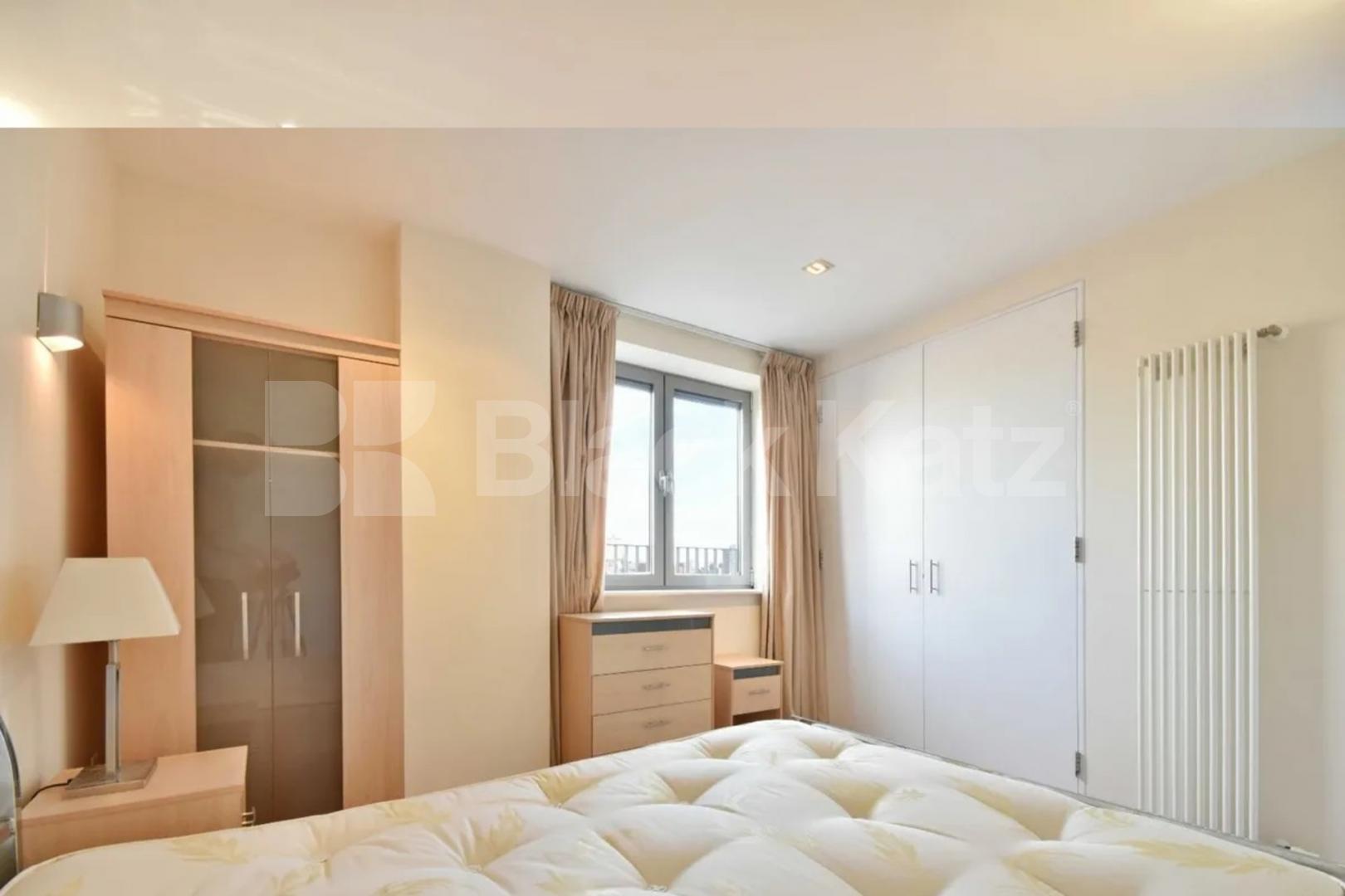 A contemporary 2 apartment in a modern development with entry video system Plumbers Row, Aldgate / Whitechapel 