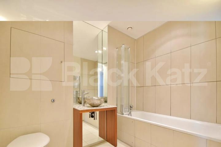 A contemporary 2 apartment in a modern development with entry video system Plumbers Row, Aldgate / Whitechapel 