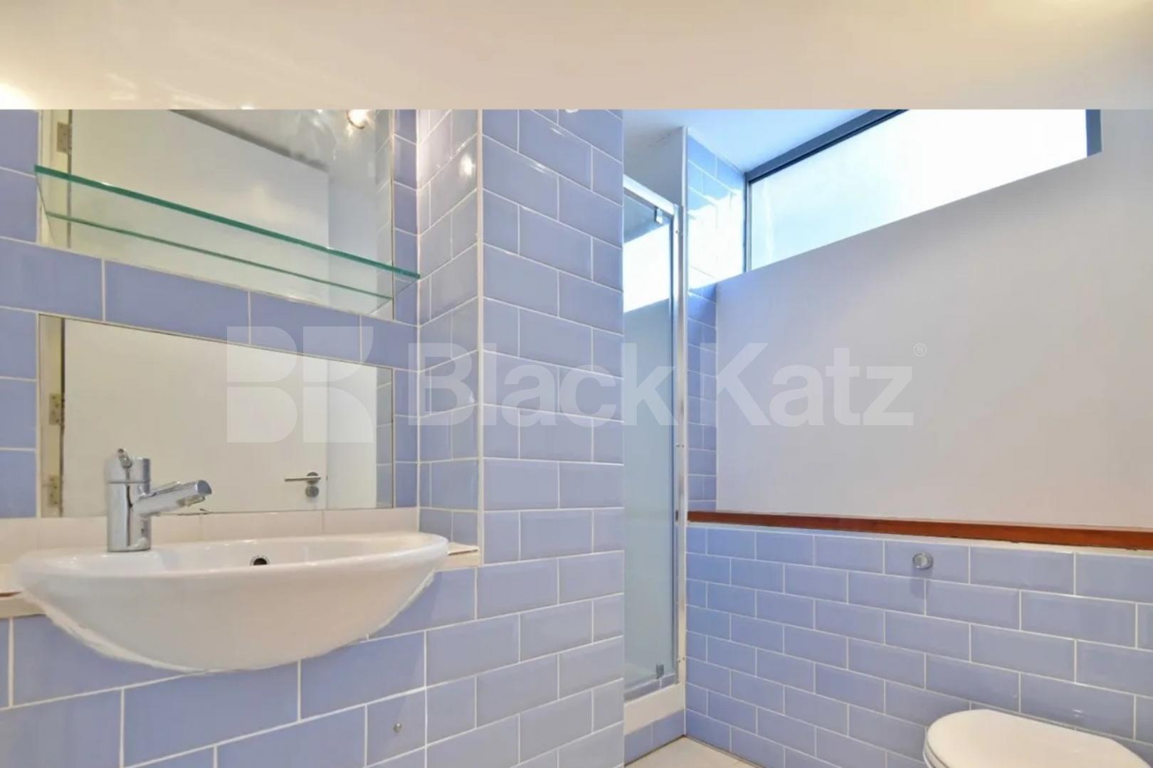 A contemporary 2 apartment in a modern development with entry video system Plumbers Row, Aldgate / Whitechapel 