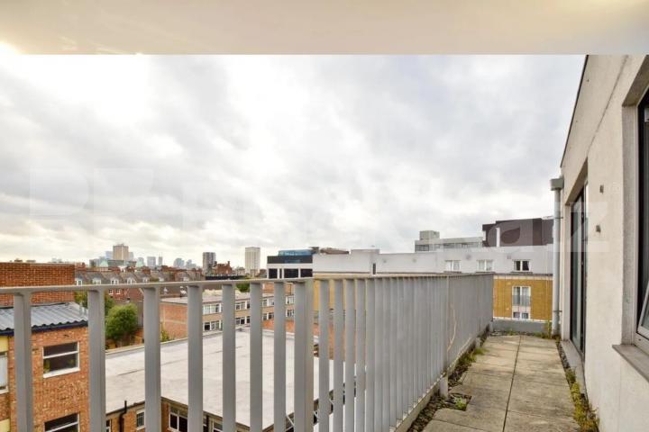 A contemporary 2 apartment in a modern development with entry video system Plumbers Row, Aldgate / Whitechapel 