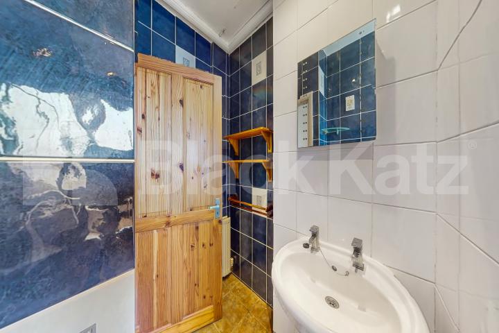 Superbly located duplex apartment by The Shard with additional office room  Kipling Street., London Bridge
