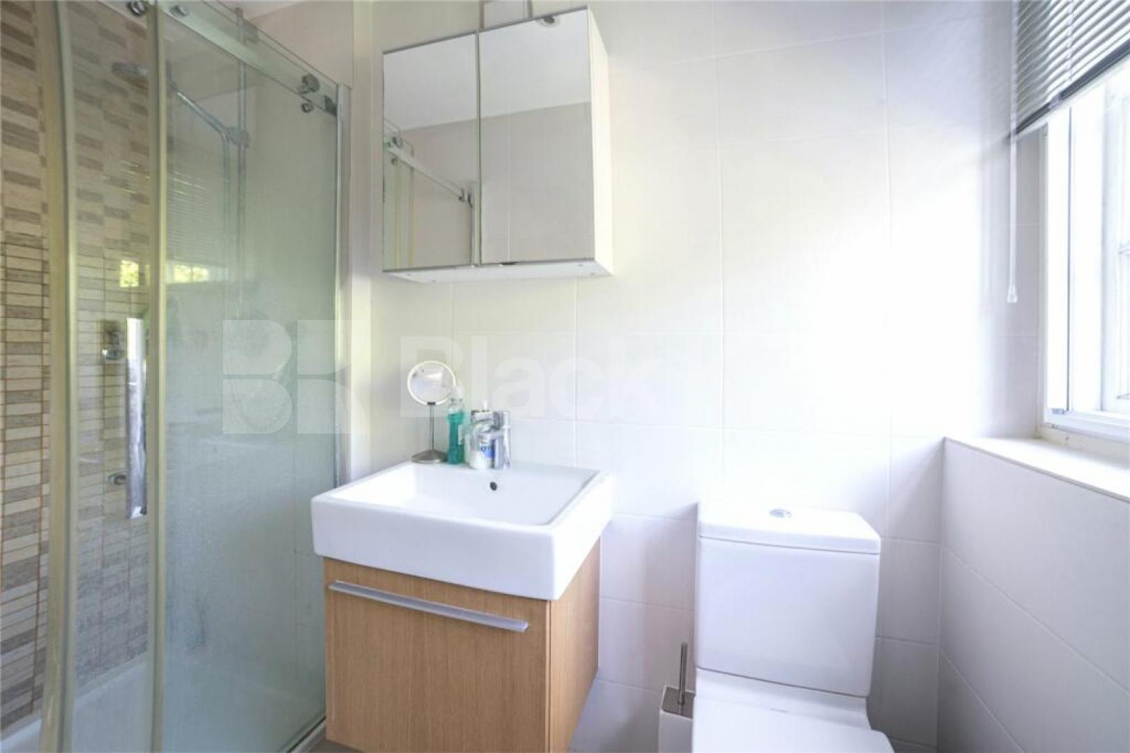 Beautiful two bed two bath in stunning location Ferncroft Avenue, Hampstead