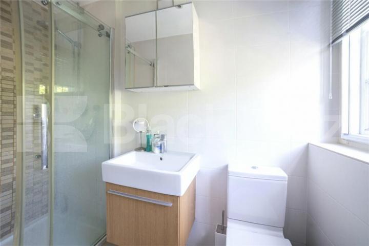 Beautiful two bed two bath in stunning location Ferncroft Avenue, Hampstead