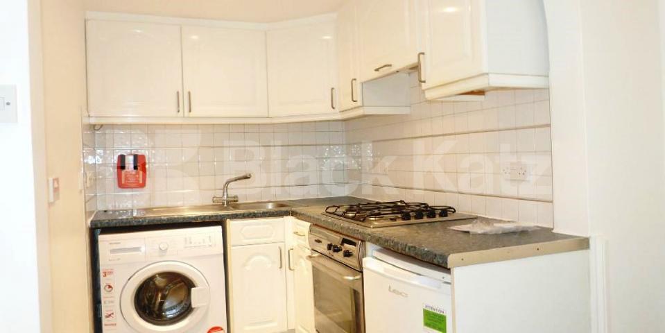 			Studio Apartment, 1 bath, 1 reception Ground Floor Flat			 Glenmore Road, BELSIZE PARK NW3
