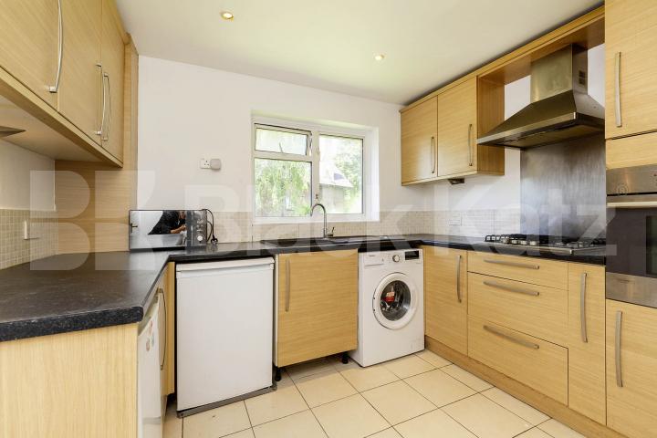 We are happy to present this spacious two double bedroom apartment set on the first floor of a well maintained purpose built block in Hendon (NORTHERN LINE).The property is neutrally decorated throughout and benefits from large reception room, two go Foster Street, Hendon, NW4 (Inclusive of Water),  Foster Court