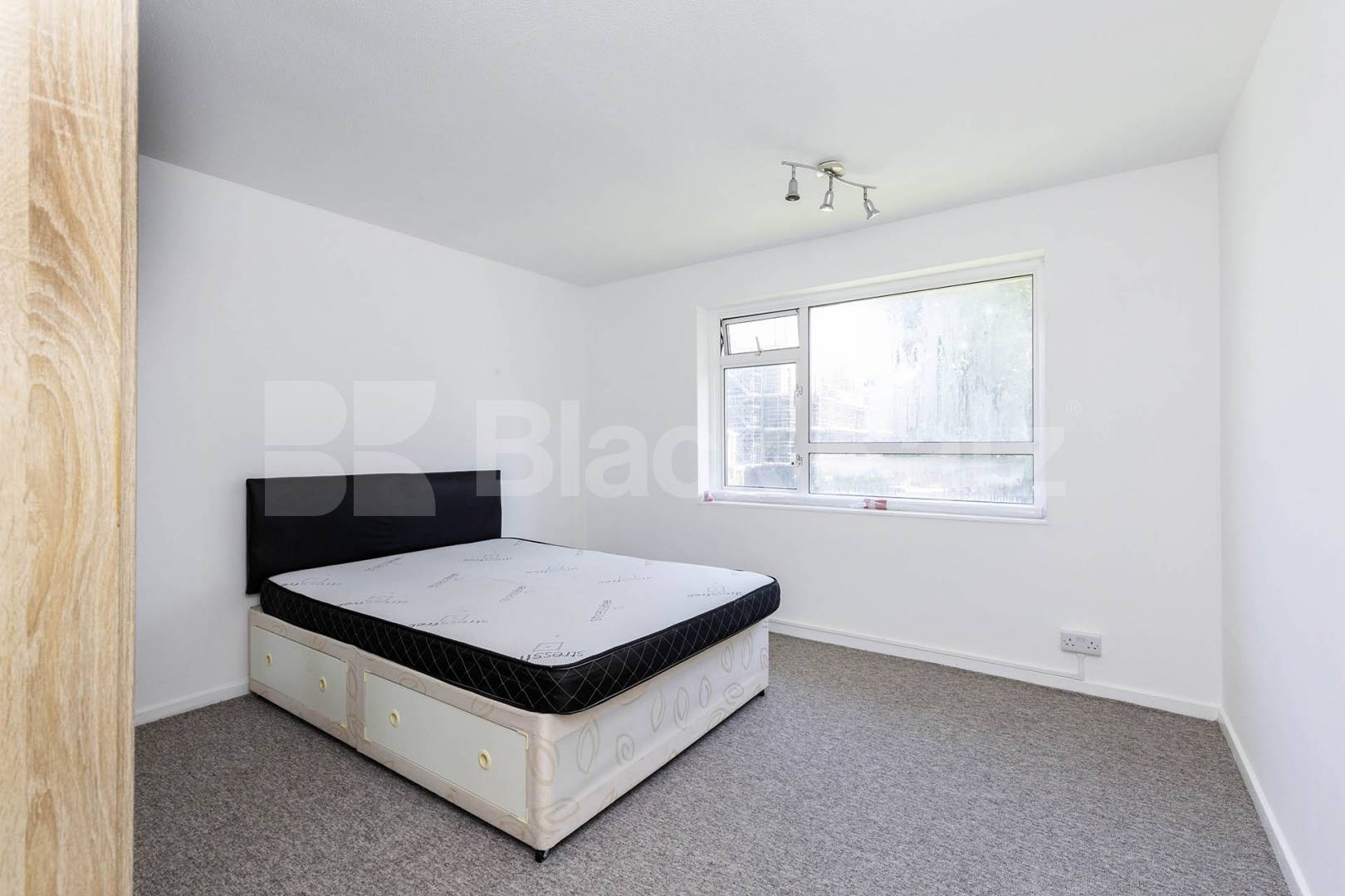 We are happy to present this spacious two double bedroom apartment set on the first floor of a well maintained purpose built block in Hendon (NORTHERN LINE).The property is neutrally decorated throughout and benefits from large reception room, two go Foster Street, Hendon, NW4 (Inclusive of Water),  Foster Court