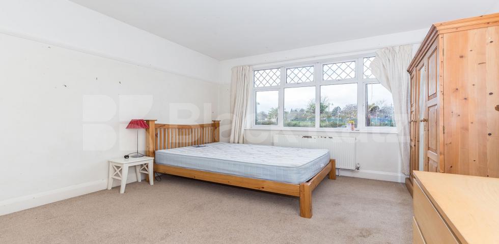 			APS School Catchment!, 5 Bedroom, 1 bath, 1 reception House			 Durnsford Road, Muswell Hill